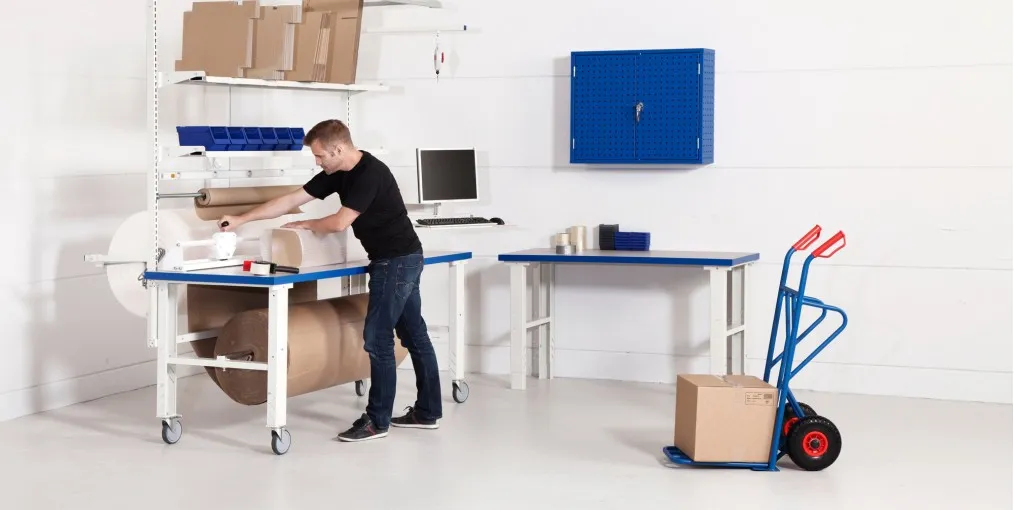 imagine cu un băiat care ambalează colete